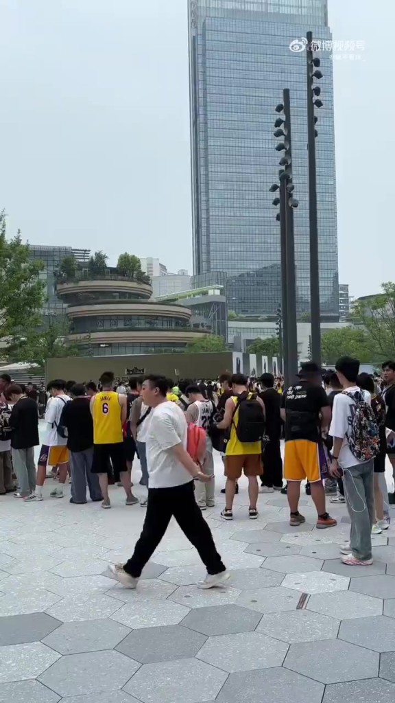 詹姆斯成都站現場畫面！好家伙，這么多人等著排隊入場